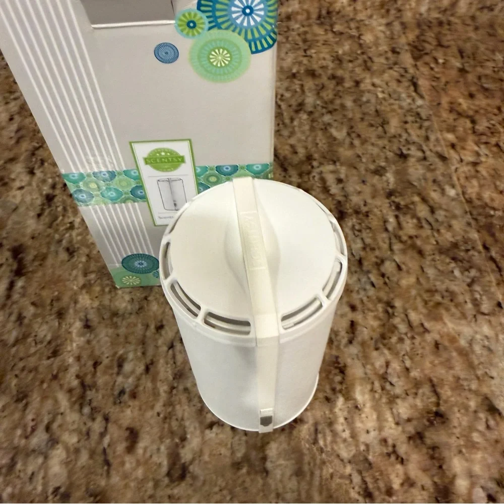 SCENTSY Go Solid White Portable Pod Diffuser Travel Small Space Chargeable